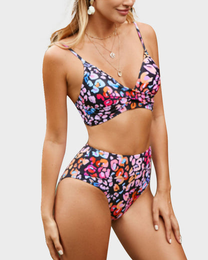 Bikini mit hoch geschnittener Hose und Twist-Detail — Color-Block